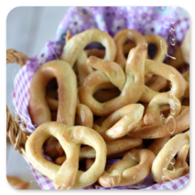 Taralli artigianali pugliesi in ciotola di legno con tovaglia