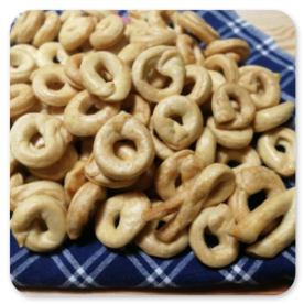 Taralli artigianali su tovaglia blu