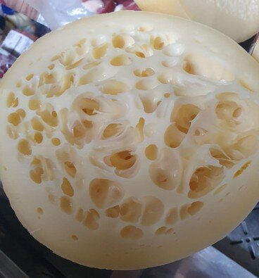 Caciocavallo occhiato formaggio Pugliese