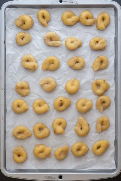 Disporre i taralli su una teglia Disporre i taralli su una teglia